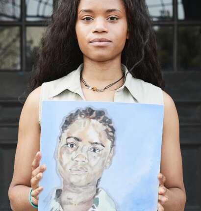 Paint a realistic portrait with Muna